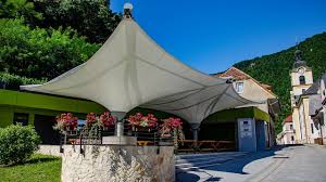 Radeška tržnica s stojnicami lokalnih pridelovalcev in tradicionalnimi izdelki iz Posavja